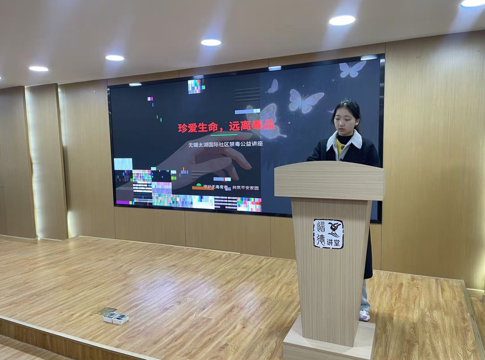 Cindy Feng giving the anti-drug lecture at the Taihu Community